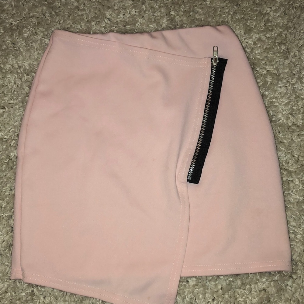 Asymmetric skirt